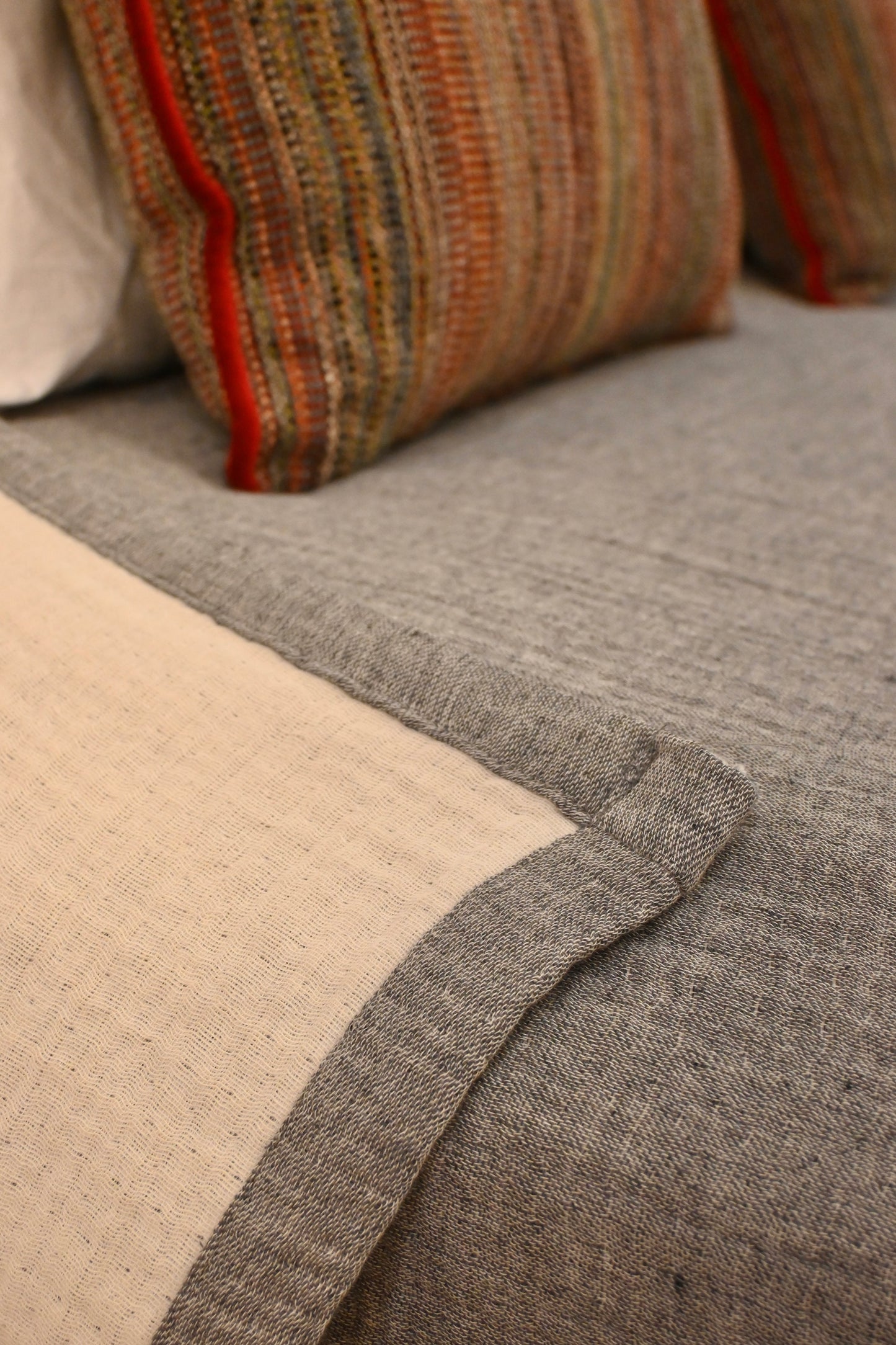 Çift Taraflı Müslin Yatak Örtüsü (Siyah/Beyaz)