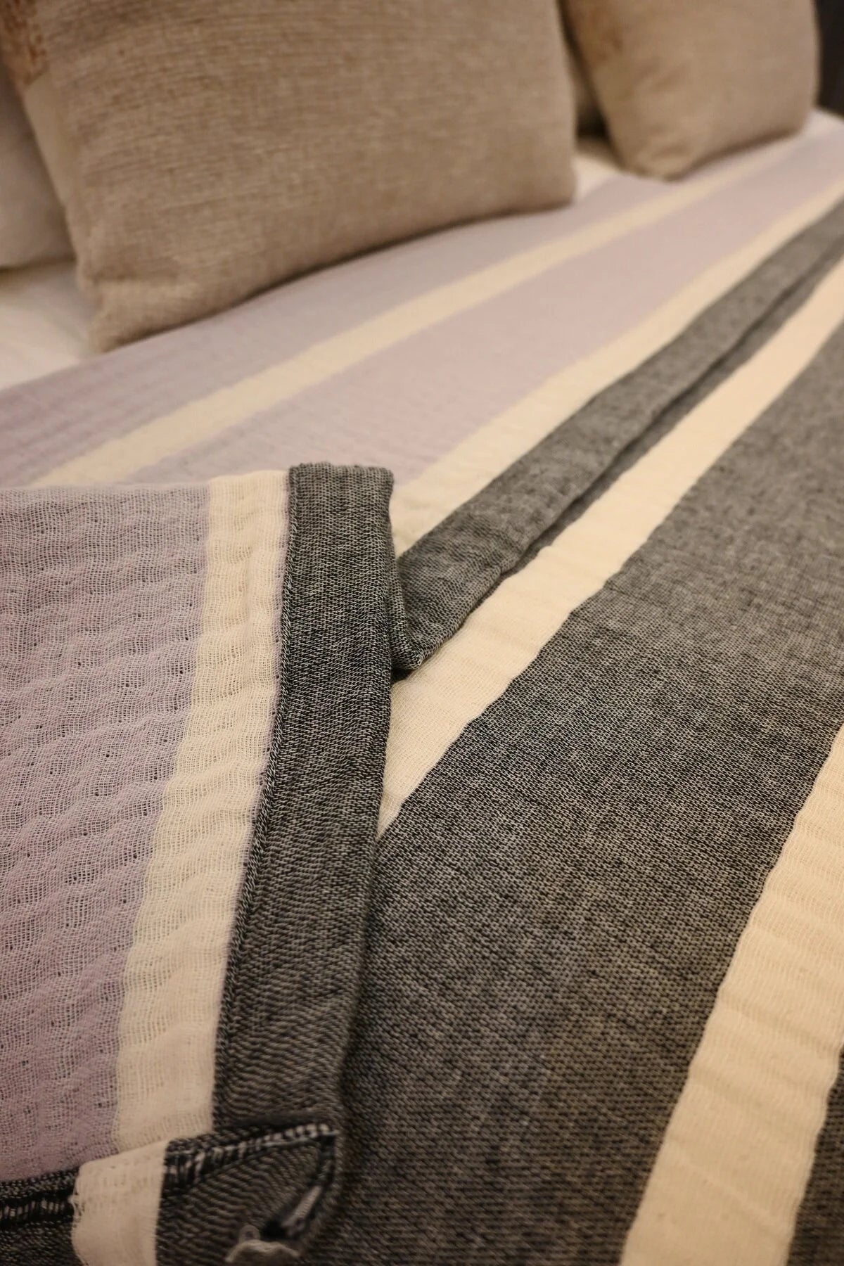 Double-Sided Muslin Quilt Black/Purple